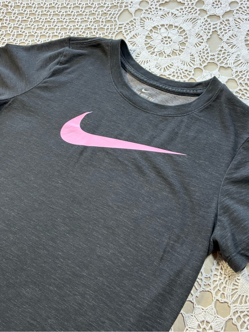 Nike Dri-Fit Ladies Small Gray Short Sleeve T-Shirt Pink Logo Graphic Tee
